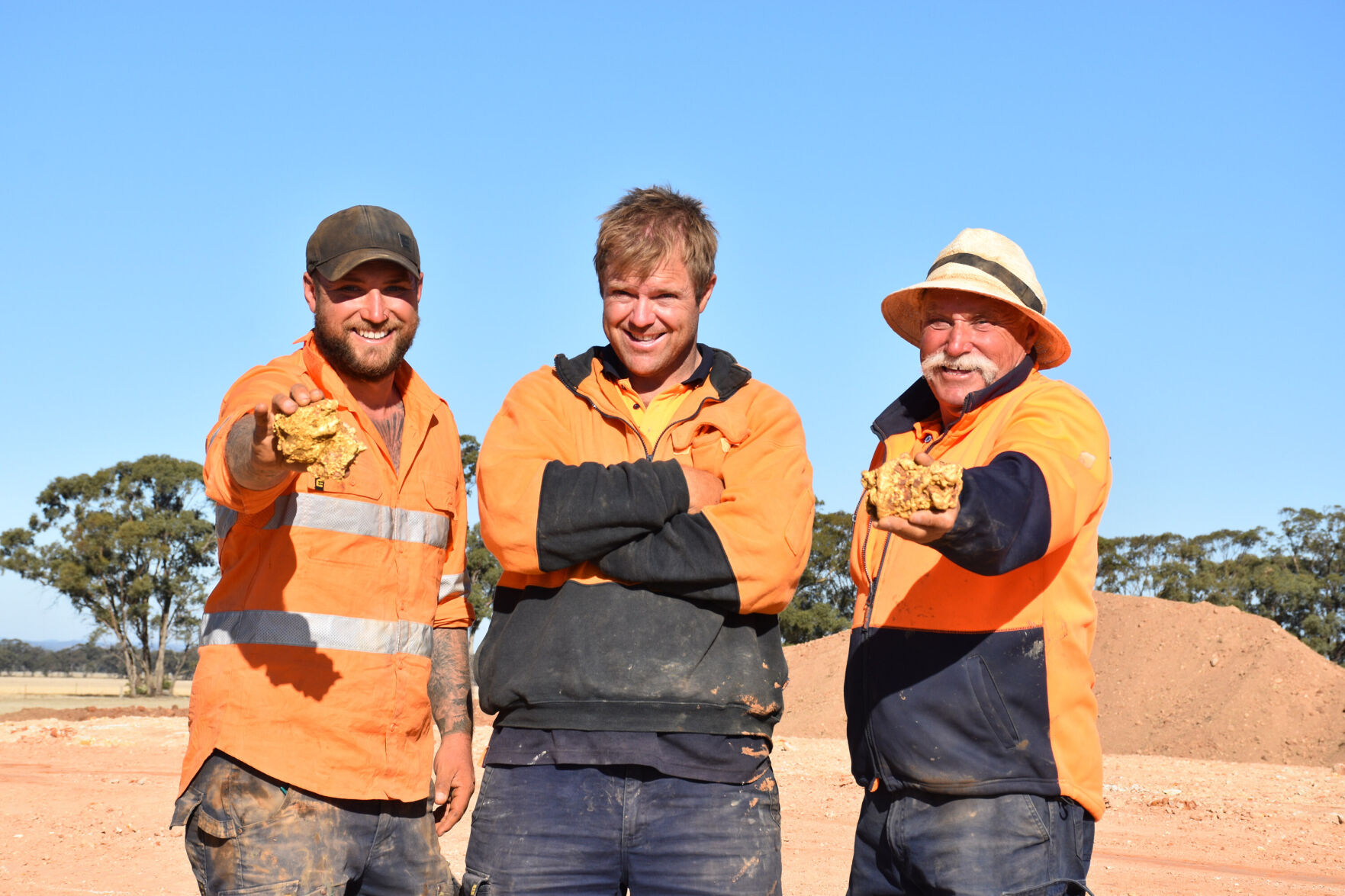 Two giant gold nuggets worth $250,000 found in Australia